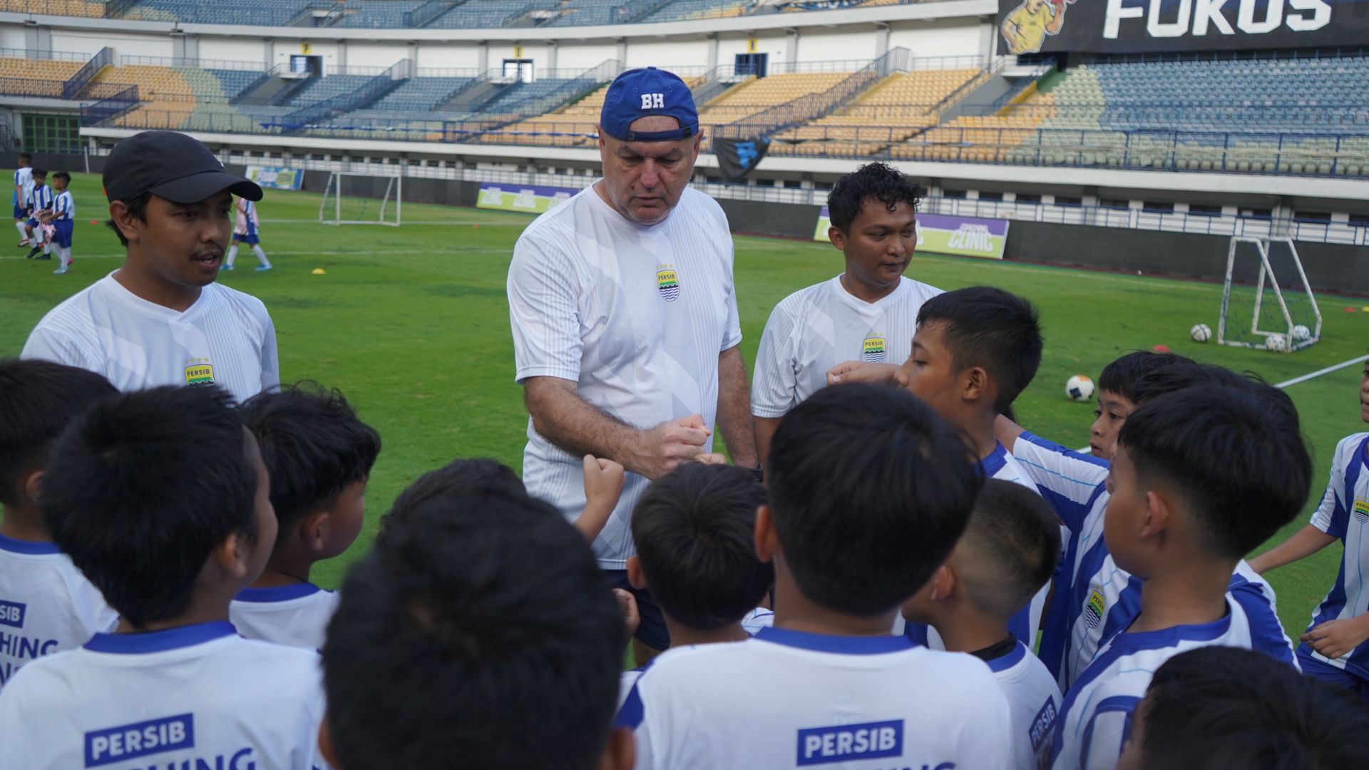 Bojan Hodak Berbagi Ilmu untuk Ratusan Anak di GBLA